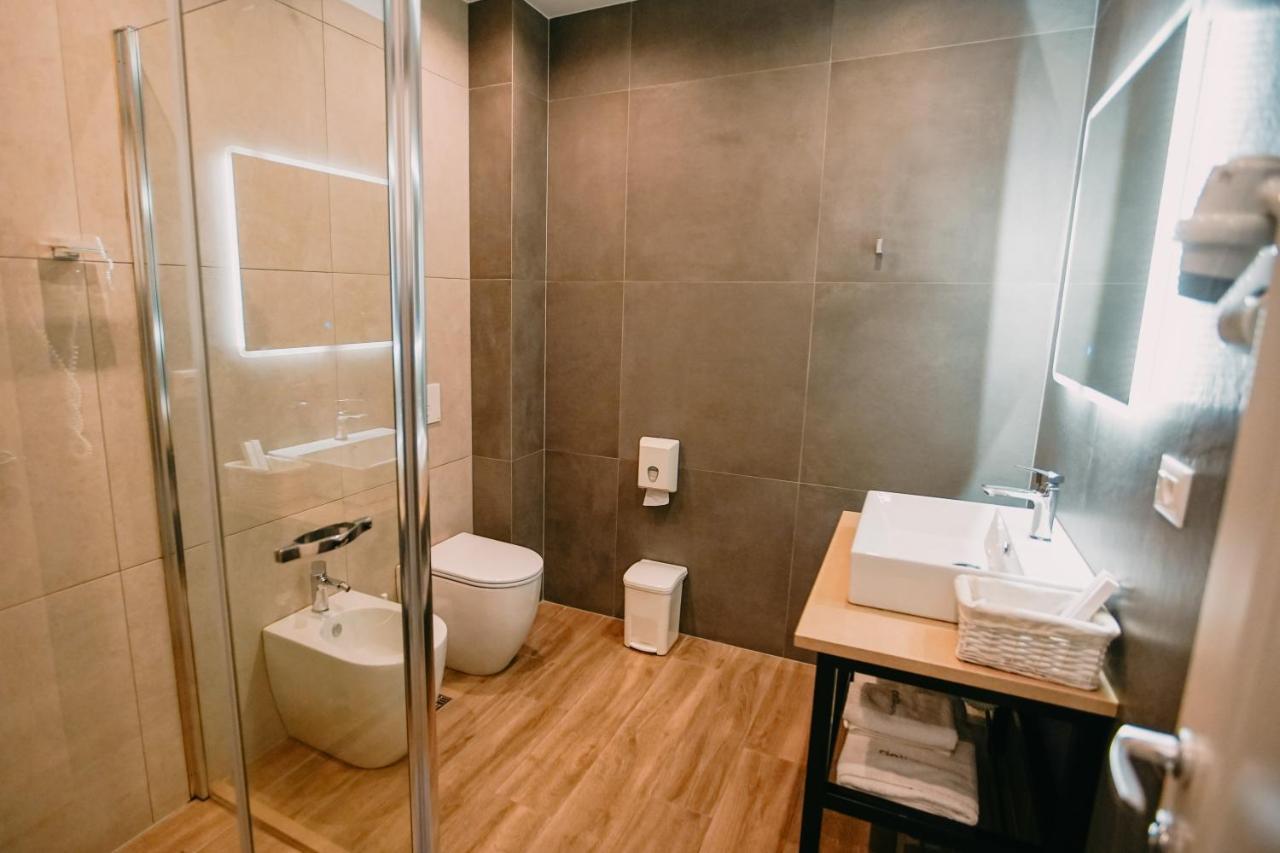 Hotel Delta Premium دراس المظهر الخارجي الصورة